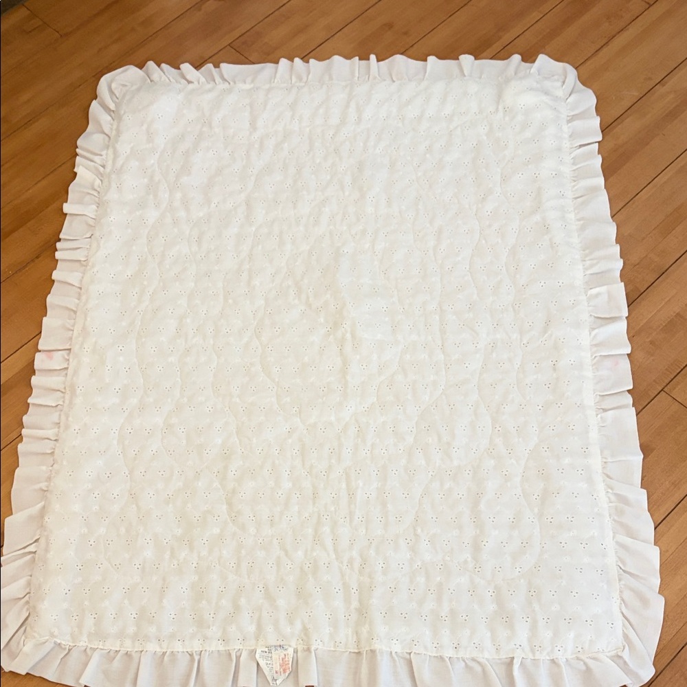Vintage eyelet baby quilt. Aprox. 44x34.